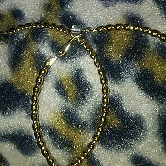 Goldtone 2.5" twisted hoop earrings - Picture 4 of 8